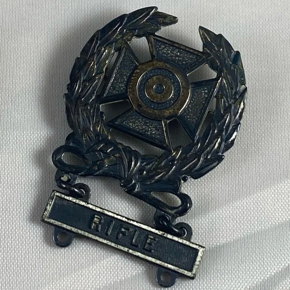 Vintage US Army Memorabilia - Vietnam Uniform Pins and Badges - Picture 4 of 7